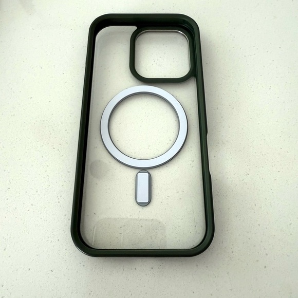 Elegant Green (iPhone 16pro) MagSafe with Excellent condition - Picture 4 of 5